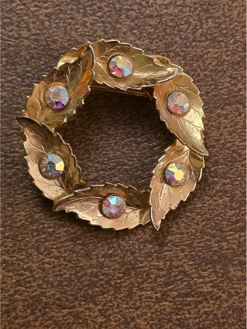 Vintage Aurora Borealis Rhinestone Gold Tone Leaf Wreath Brooch Pin